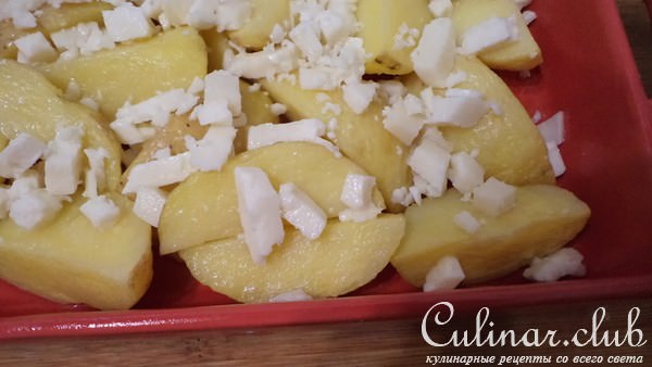 Молодой картофель запеченный с козьим сыром и пряными травами.