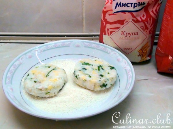 Биточки из риса с отварной курицей и сыром.