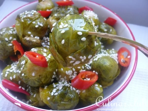 Брюссельская капуста на пару с кунжутным соусом и перцем чили