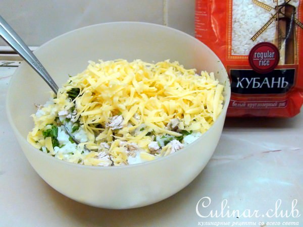 Биточки из риса с отварной курицей и сыром.