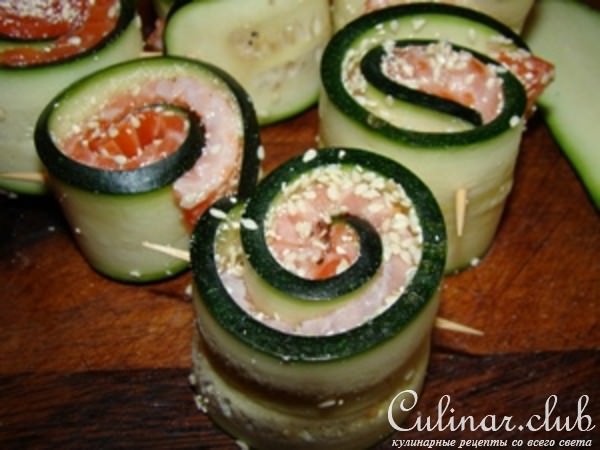 Рулетики из цуккини с семгой и грибным соусом