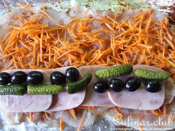 рулет из куриной грудки с ветчиной, оливкам и корнишонами, приготовленный на углях