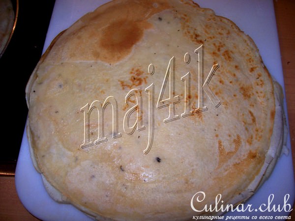 Блинные рулетики с начинкой запечённые под соусом