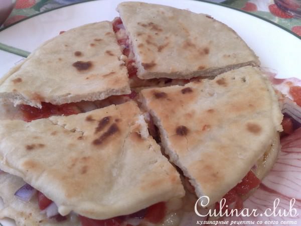 Кейсадиас с помидорами луком и соусом