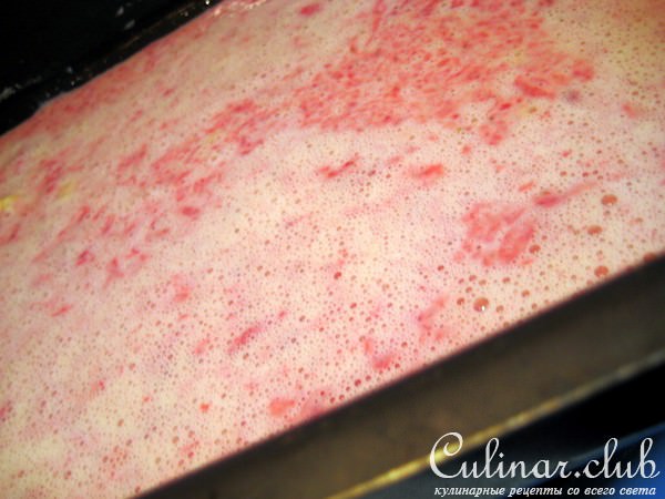 Башенки из клубничного омлета с сыром.