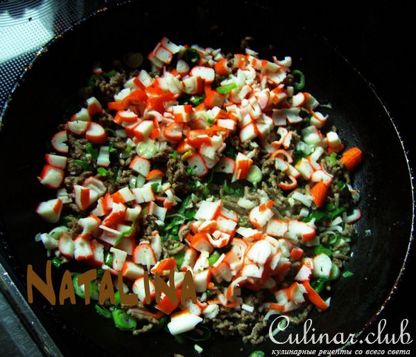 Омлетные мешочки с мясом и крабами