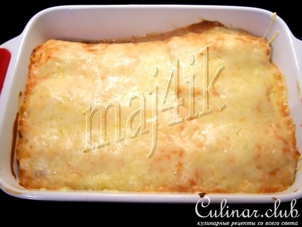 Блинные рулетики с начинкой запечённые под соусом