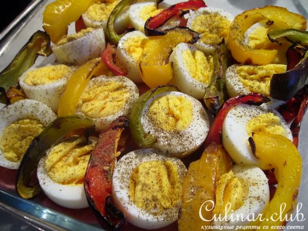 Яйца с колбасой, запеченные с помидорами