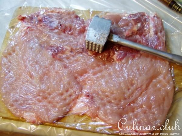 Варено-печеный куриный рулет с грибами, шпинатом и орешками в медово-соевом соусе