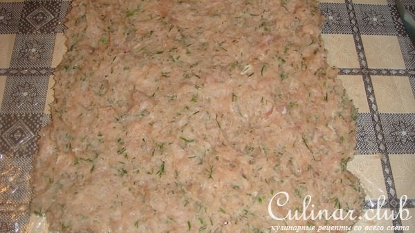 Куриный рулет с зеленым луком и яйцом