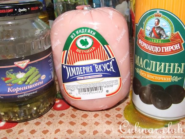 рулет из куриной грудки с ветчиной, оливкам и корнишонами, приготовленный на углях