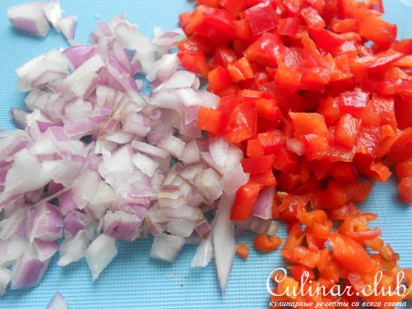 Яйца по-королевски с луковым чатни