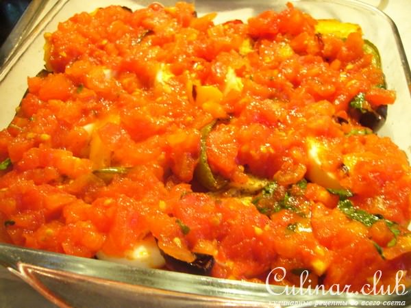 Яйца с колбасой, запеченные с помидорами