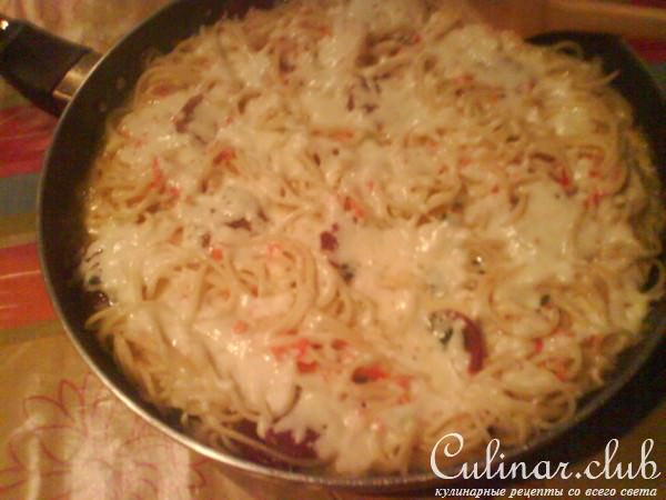 vazdushni omlet so spageti i kolbasoi saliami