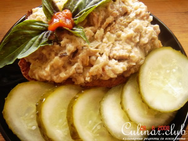 Грибы с мясом на тостах