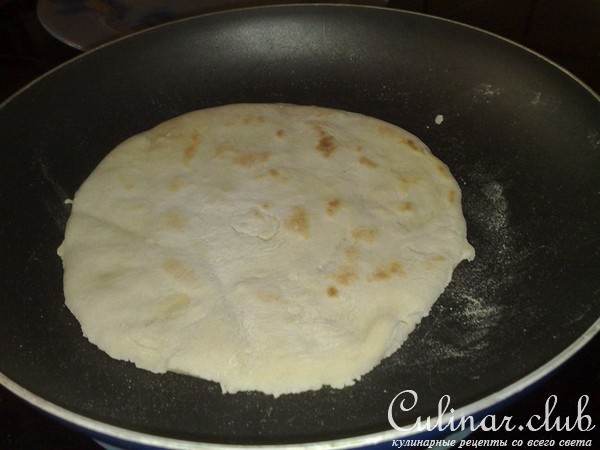 Кейсадиас с помидорами луком и соусом