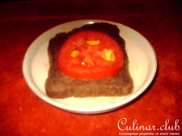 Fry egg in a black bread. Жареное яйцо в черном хлебе.
