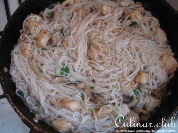 Рисовая вермишель с курицей и грибами