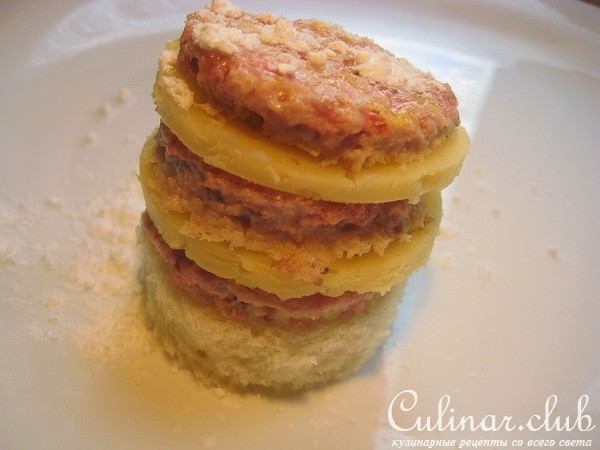 Башенки из клубничного омлета с сыром.
