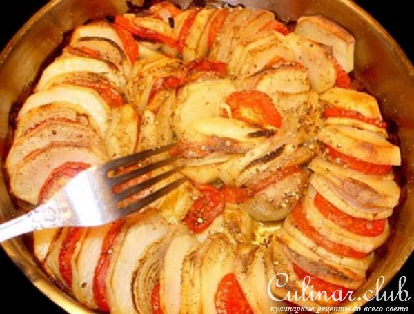 Картофель с помидорами и луком
