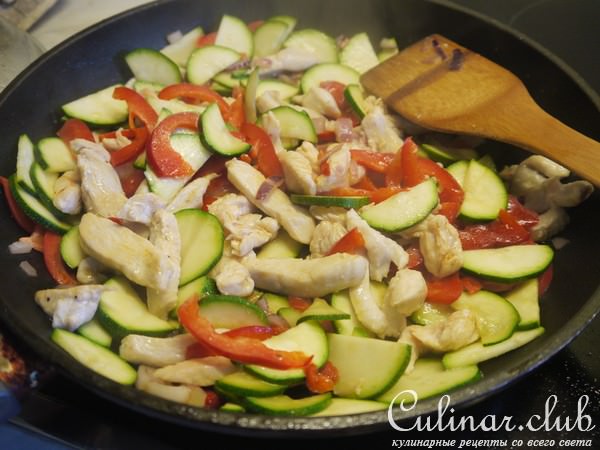 Воскресный омлет с курицей, паприкой и цукини