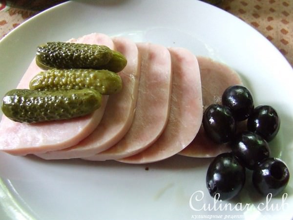 рулет из куриной грудки с ветчиной, оливкам и корнишонами, приготовленный на углях