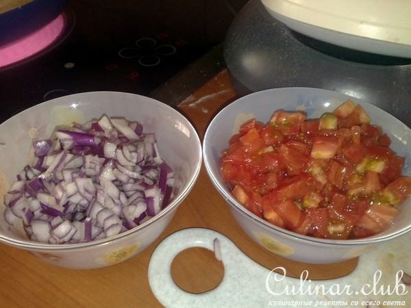 Кейсадиас с помидорами луком и соусом