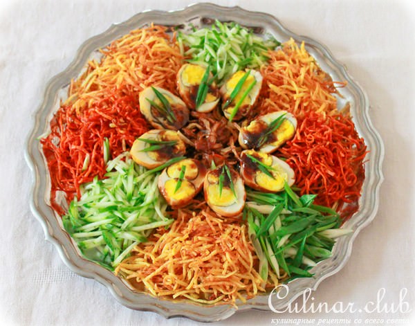 Овощной салат-закуска фри с вареными-жареными яйцами.