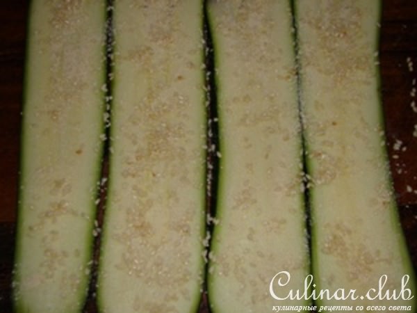 Рулетики из цуккини с семгой и грибным соусом