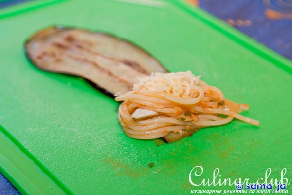 Роллы из баклажанов с курицей и спагетти