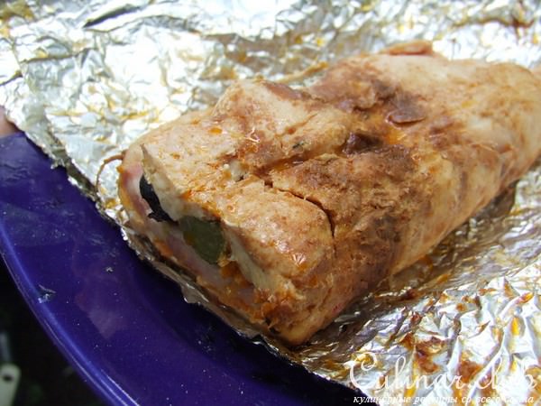 рулет из куриной грудки с ветчиной, оливкам и корнишонами, приготовленный на углях