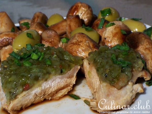 Куриные грудки под огуречным соусом.