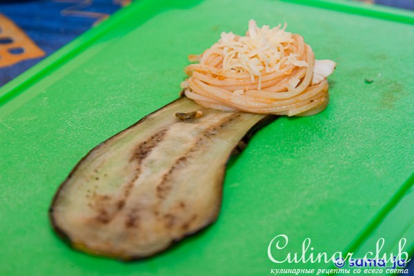 Роллы из баклажанов с курицей и спагетти