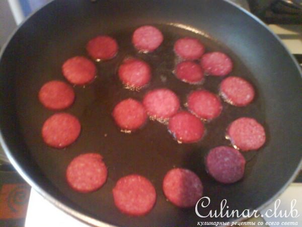 vazdushni omlet so spageti i kolbasoi saliami