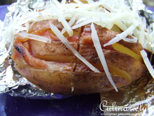 для дачи - картошка с беконом, приготовленная на углях