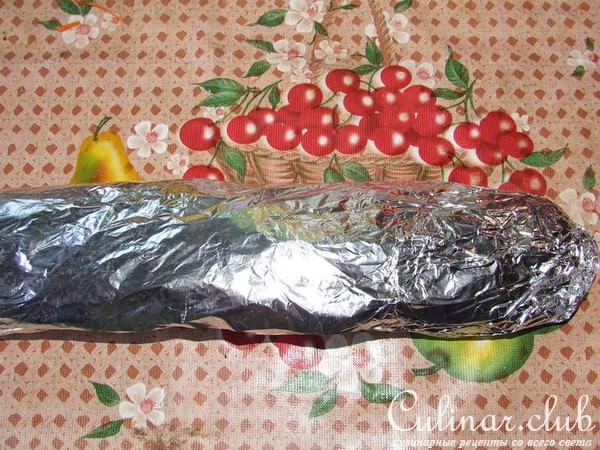 рулет из куриной грудки с ветчиной, оливкам и корнишонами, приготовленный на углях