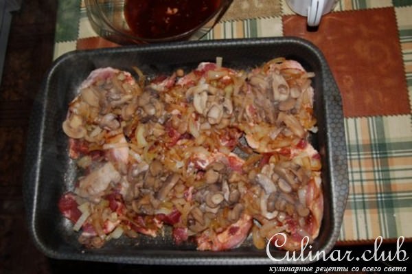 Мясо в смородиново-томатной закваске с грибами