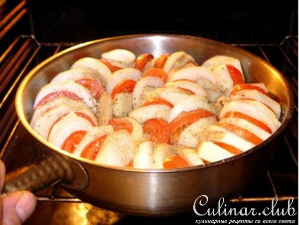 Картофель с помидорами и луком