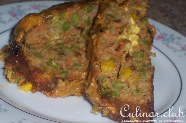 Запеченый рулет из фарша с овощами и сыром