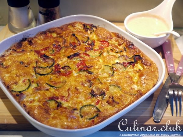 Воскресный омлет с курицей, паприкой и цукини