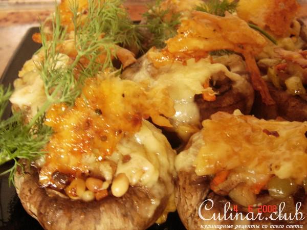Фаршированные шампиньоны с пармезановыми чипсами
