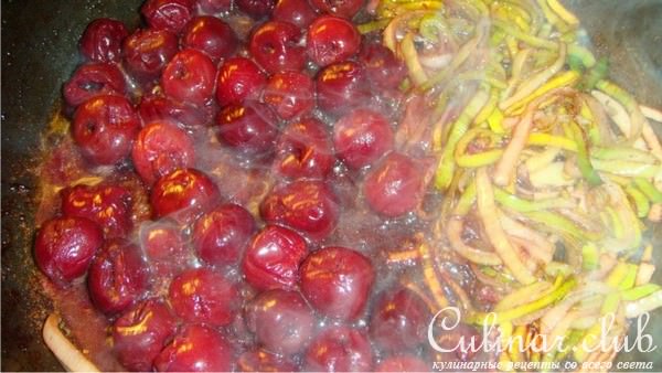 Куриная печёнка с вишней и луком пореем.