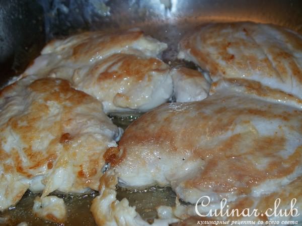 Куриные грудки под огуречным соусом.