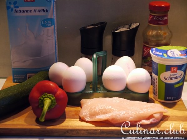 Воскресный омлет с курицей, паприкой и цукини