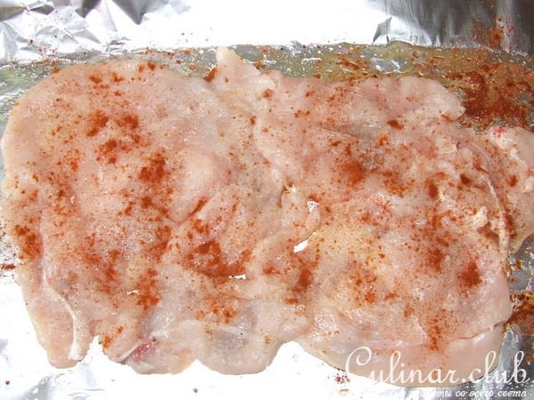 рулет из куриной грудки с ветчиной, оливкам и корнишонами, приготовленный на углях