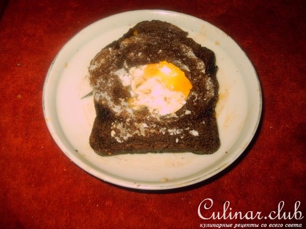 Fry egg in a black bread. Жареное яйцо в черном хлебе.