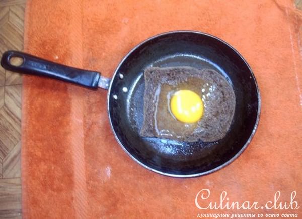 Fry egg in a black bread. Жареное яйцо в черном хлебе.