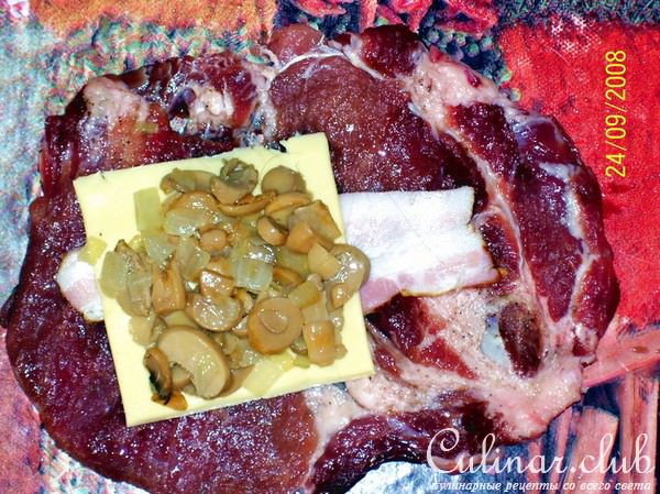 Рулетики из свинины с грибами, сыром и копченой грудинкой
