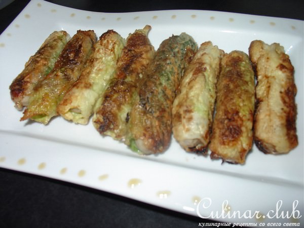 Закуска „Пальчки“ из савойской капусты и нюрнбергскими колбасками.