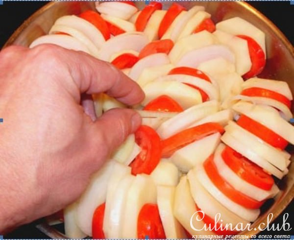 Картофель с помидорами и луком